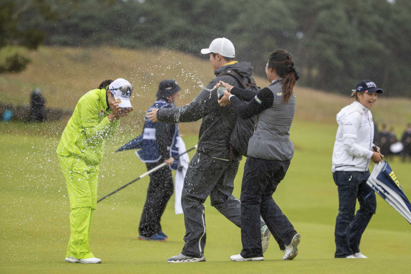 Vượt qua khó khăn về thời tiết, địa hình sân links cùng những đối thủ nặng ký, Mi Jung Hur lần thứ 3 dành chiến thắng trên LPGA Tour