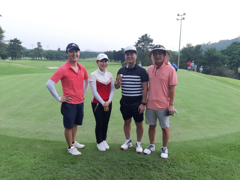 Golfer Kim Jin Hyeng cùng nhóm chơi và caddie