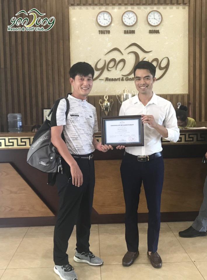 Golf thủ người Hàn nhận giải Eagle từ ban quản lý Yen Dung Resort & Golf Club
