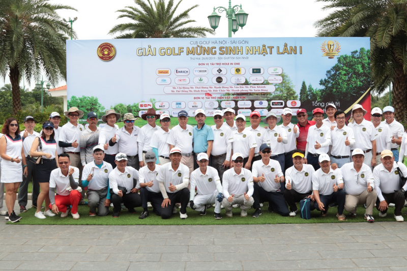 Các Golfer chụp ảnh giao lưu trước trận đấu