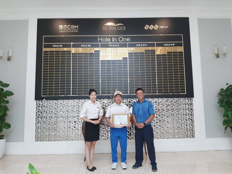 Golfer Nguyễn Đức Khoa nhận giấy chứng nhận và giải thưởng HIO từ ban quản lý sân FLC Golf Club Ha Long