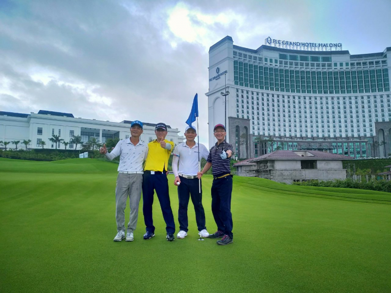 Golfer Nguyễn Đình Duyến (thứ hai từ phải sang) là người ghi điểm Hole in One tại sân golf Hạ Long vào sáng nay, 28/8
