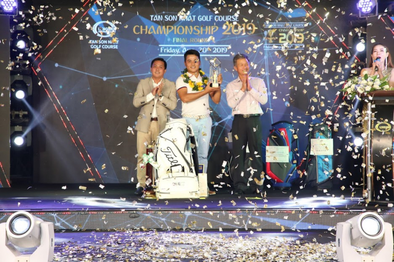 Nhà vô địch năm 2019 Trần Văn Hoàng (71 gậy)