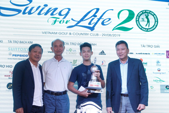 Tài năng trẻ 14 tuổi Đặng Quang Anh bảo vệ thành công ngôi vô địch Swing For Life từ năm 2018