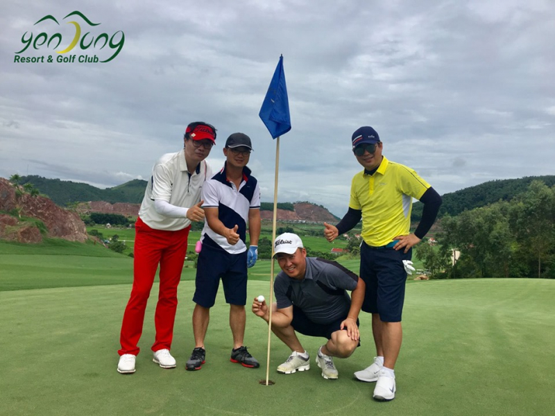 Golfer An Jong Ho cùng các thành viên trong flight