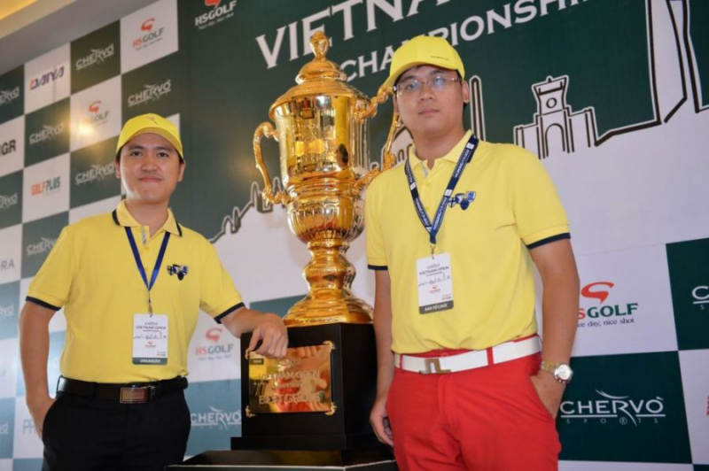 Trọng tài golf Đặng Hồng Minh (bên trái) và Vũ Nguyên (bên phải) là hai trọng tài golf đầu tiên của Việt Nam thi đạt chứng chỉ TARS