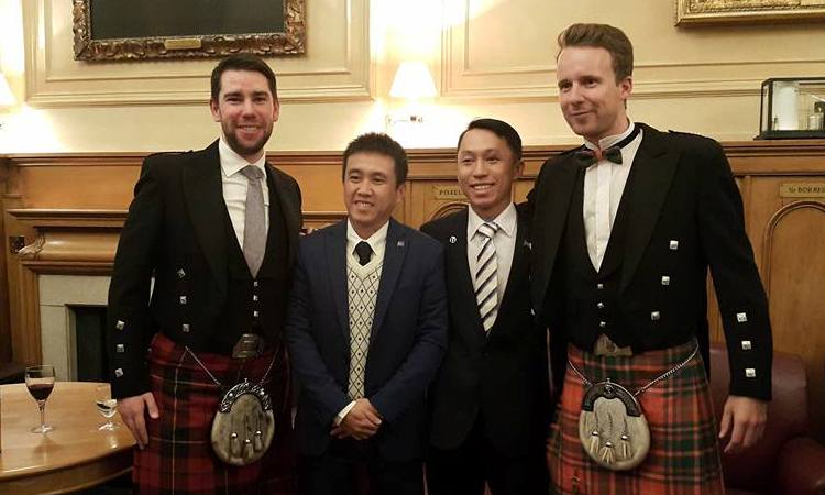Trọng tài golf Vũ Quân (thứ 2 từ trái sang) và Trọng tài golf Dương Quang Huy (thứ 2 từ phải sang) tại thánh địa golf Scotland