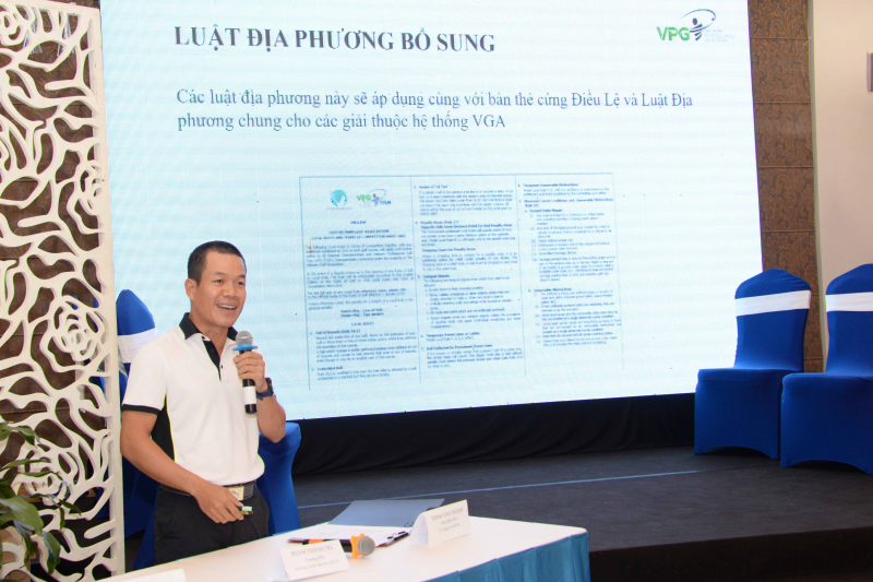 Ông Phạm Ngọc Tâm – Trưởng ban trọng tài giới thiệu Luật thi đấu và trả lời thắc mắc của các Golfer