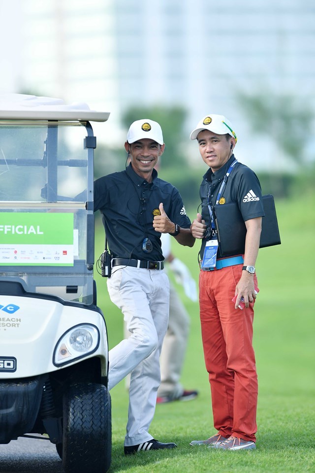 Trọng tài golf Vũ Quân (bên trái) tại giải golf FLC Vietnam Masters 2019