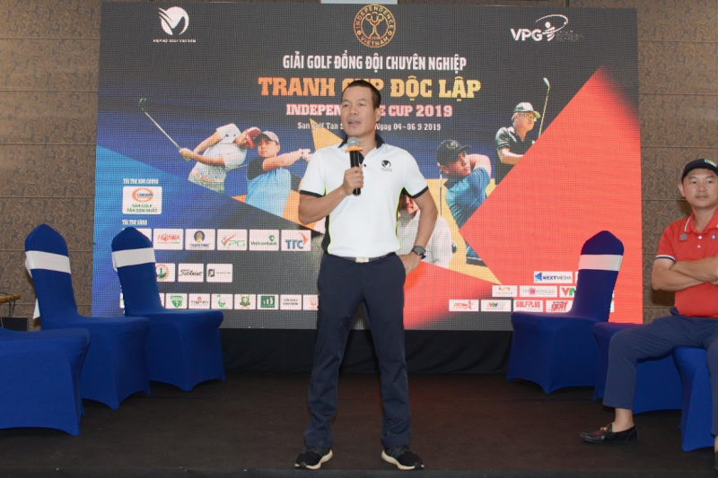 Trọng tài golf Phan Ngọc Tâm đã có những lý giải về sự thay đổi lượt đấu của các golfer trong buổi chiều ngày 4/9