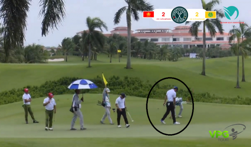 Tình huống caddie của golfer Nguyễn Đình Châu phạm lỗi nhặt ball marker vì không theo kịp diễn biến trận đấu