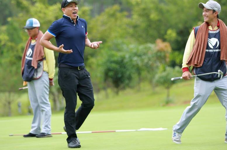 Khoảnh khắc vui vẻ của golfer Nguyễn Văn Bằng trên sân