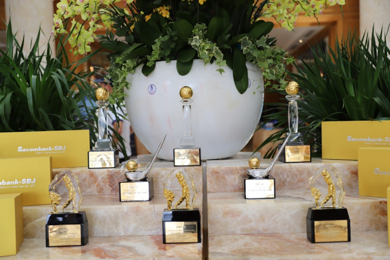 Bộ giải thưởng của Long Bien Golf Course Championship 2019 được trưng bày tại sảnh checkin