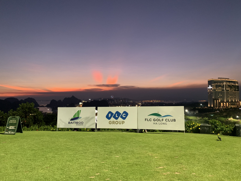 Sân golf FLC Hạ Long Bay Golf & Luxury Resort được đặt tại một khung cảnh 