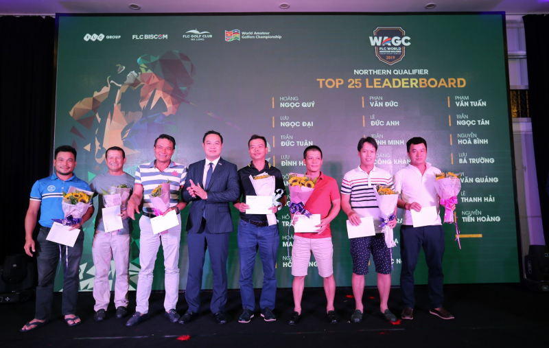 Đại diện BTC trao thư mời tham dự Chung kết cho 25 golfer xuất sắc nhất vòng loại khu vực phía Bắc