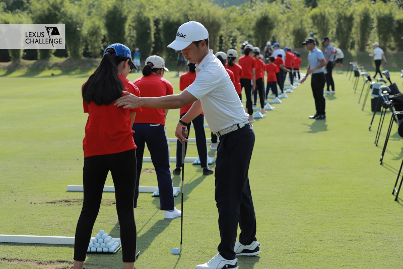 Golfer Nguyễn Tuấn Kiệt đang hướng dẫn các em học sinh tư thế setup