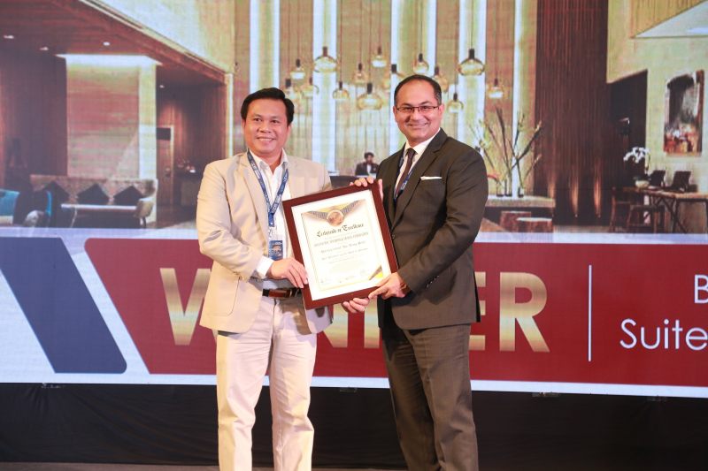 Ông Lê Văn Sơn, Tổng Quản lý Khách sạn Liberty Central Nha Trang nhận danh hiệu Giám đốc Khách sạn tiêu biểu năm 2018