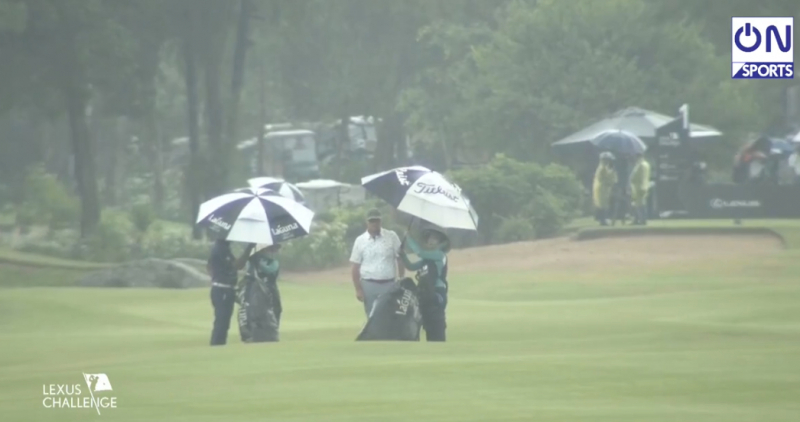 Các golfer thi đấu trong điều kiện thời tiết mưa