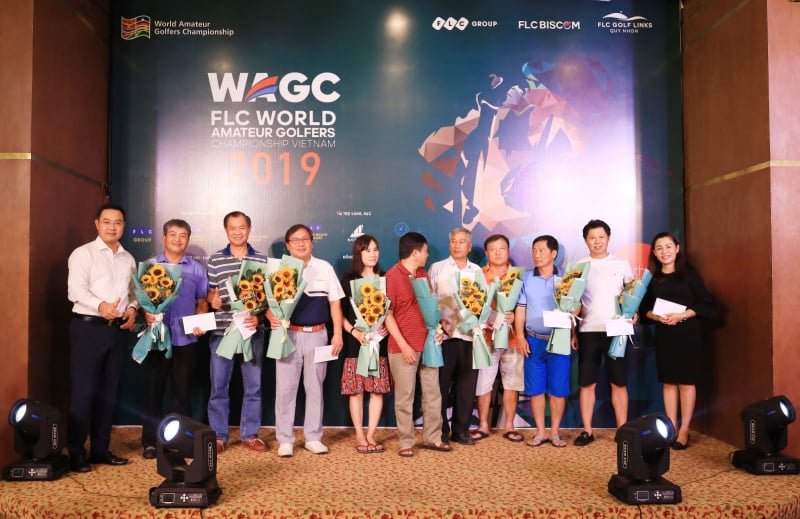 Đại diện BTC trao thư mời cho 25 golfer có thành tích tốt nhất vòng loại miền Nam tiếp tục bước vào chung kết FLC WAGC Vietnam 2019