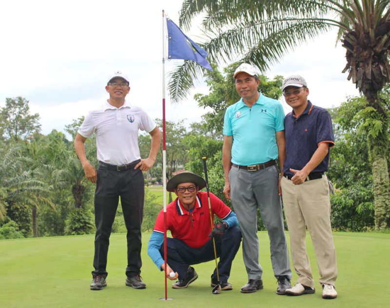 Golfer Trần Long (áo đỏ) đạt HIO vào ngày 17/9 tại Long Thanh Golf Club
