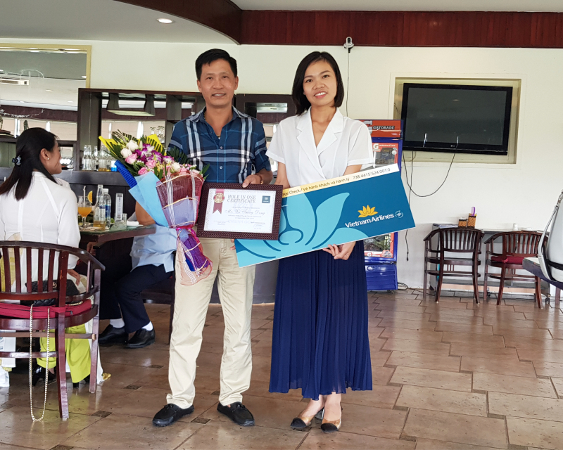 Đại diện của sân Golf Chí Linh trao quà tặng, chứng nhận HIO cho golfer