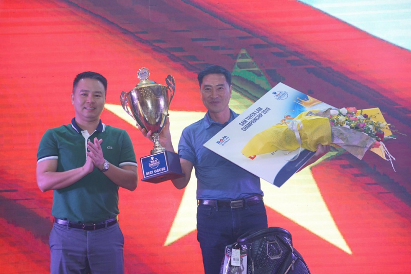 Golfer Kim Myong Su nhận cup Best Gross từ BTC