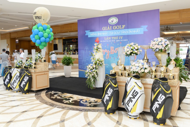 Bộ Cup và quà tặng đã được trưng bày tại Tan Son Nhat Golf Course