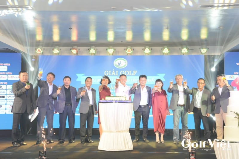 Chủ nhiệm CLB - Nhà báo Hoàng Xuân Quang cùng BCN CLB Golf Tân Sơn Nhất tại giải đấu mừng sinh nhật lần thứ 4 (tháng 9/2019)
