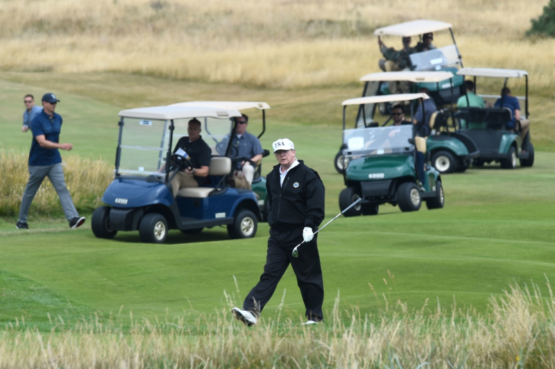 Tổng thống Trump đến với golf theo tự nhiên và chưa qua bất kỳ trường lớp hay thầy giáo nào.