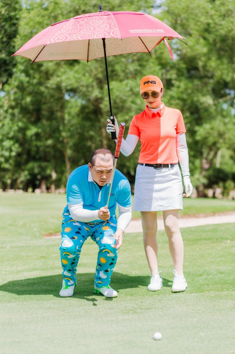 Nhạc sĩ Minh Khang và người mẫu Thúy Hạnh nhiệt tình tham gia các giải golf