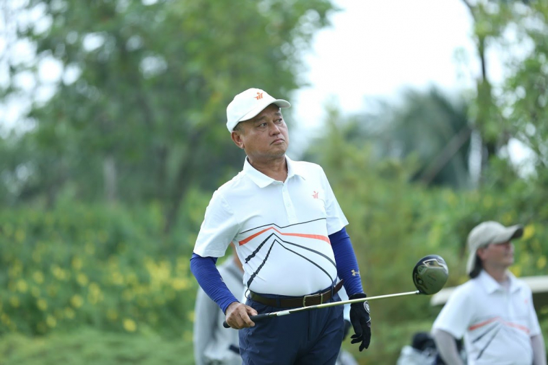 Doanh nhân Nguyễn Chí Hùng (Chủ nhiệm CLB Golf Hà Nội-Sài Gòn) trong trang phục golf M17
