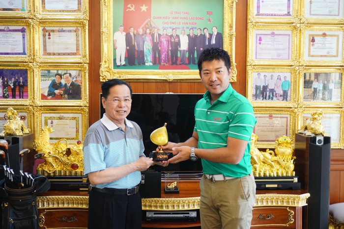 Thương hiệu Honma đã trao tặng Lê Văn Kiểm một chiếc cúp kỷ niệm