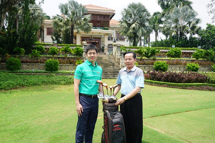 Doanh nhân Lê Văn Kiểm đón nhận bộ gậy golf cổ hơn 40 năm tuổi của Honma
