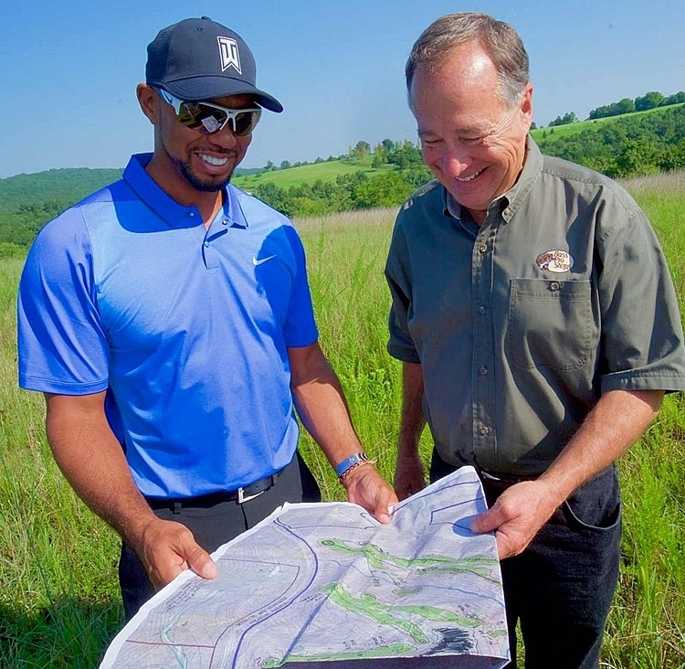Tiger Woods kiểm tra bản vẽ sân golf cùng cộng sự