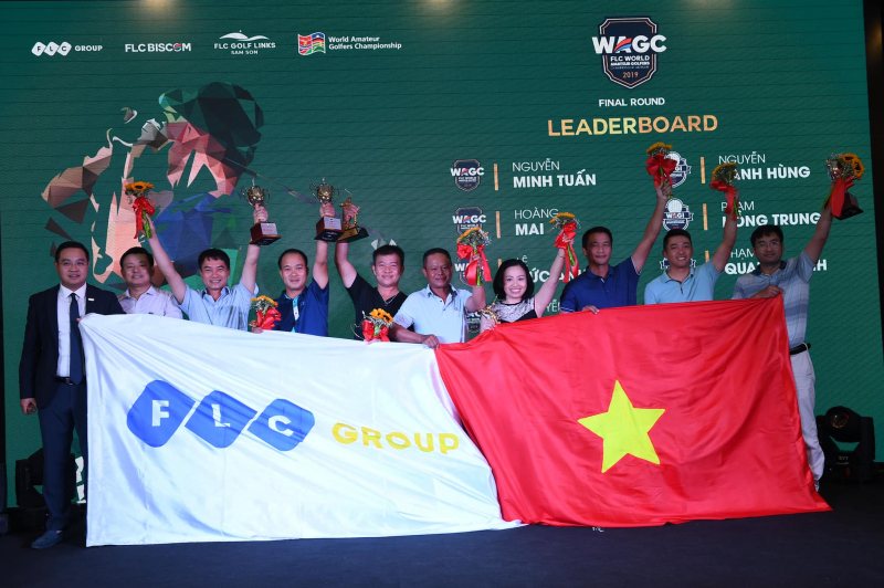 Ông Đỗ Việt Hùng – TGĐ FLC Biscom trao cờ Tổ quốc cho 8 golfer đại diện Việt Nam tham dự vòng chung kết WAGC thế giới