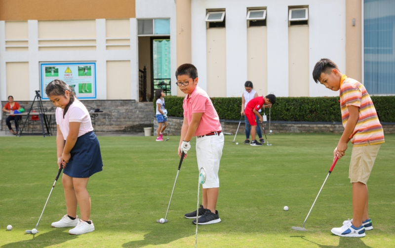 Golf trước hết là bộ môn thể thao ngoài nâng cao sức khỏe còn giúp trẻ rèn luyện tính kiên nhẫn, tinh thần tập trung và nâng cao kỹ năng sống.