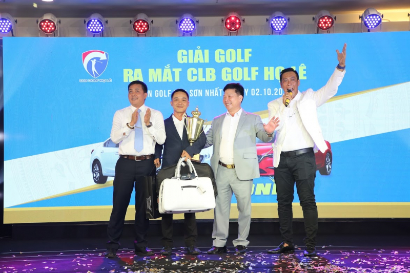 Golfer Lê Bảo Lâm (vest xám) đã xuất sắc giành giải Best Gross