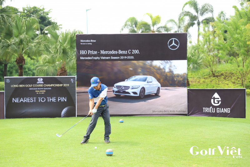 Tại vòng chung kết, các golfer sẽ chinh phục thử thách mang tên Hole in One với phần thưởng là một chiếc xe Mercedes C200 được đặt tại ba hố: 6A, 5B và 9C của sân golf Long Biên