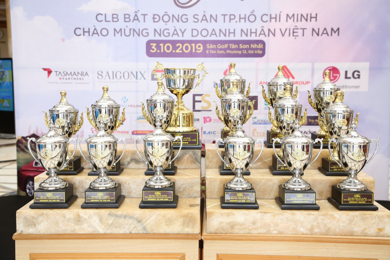 Bộ cup vinh danh người chiến thắng tại giải golf HREC 2019