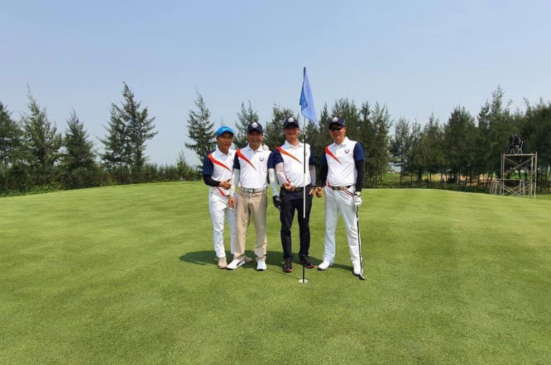 Golfer Hà Hữu Tuyến (thứ hai từ phải sang) ghi HIO tại giải đấu đồng hành của FLC WAGC Vietnam 2019