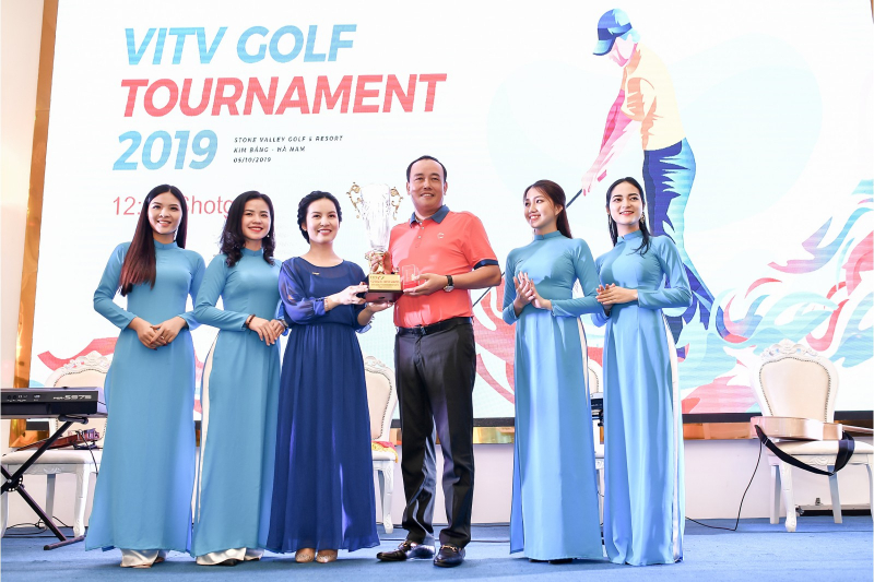 Golfer Hoàng Quân nhận cup vô địch từ bà Bùi Thị Phương Chi – Giám đốc kênh VITV