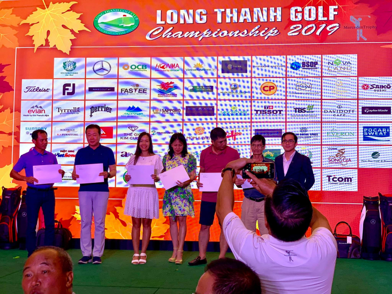 Đại diện nhà tài trợ Mercedes-Benz Việt Nam trao thư mời tham dự miễn phí vòng chung kết Mercedes Trophy Vietnam 2020 cho các golfer tại Long Thanh Championship 2019