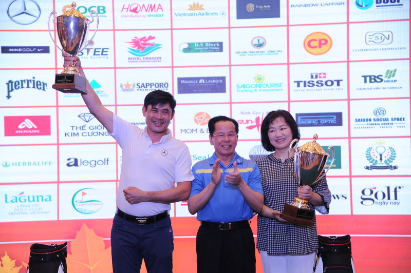Golfer Lê Văn Lân (bảng Nam) và Lee Hee Soon (bảng Nữ) đoạt cúp Best Gross Long Thành Championship 2019