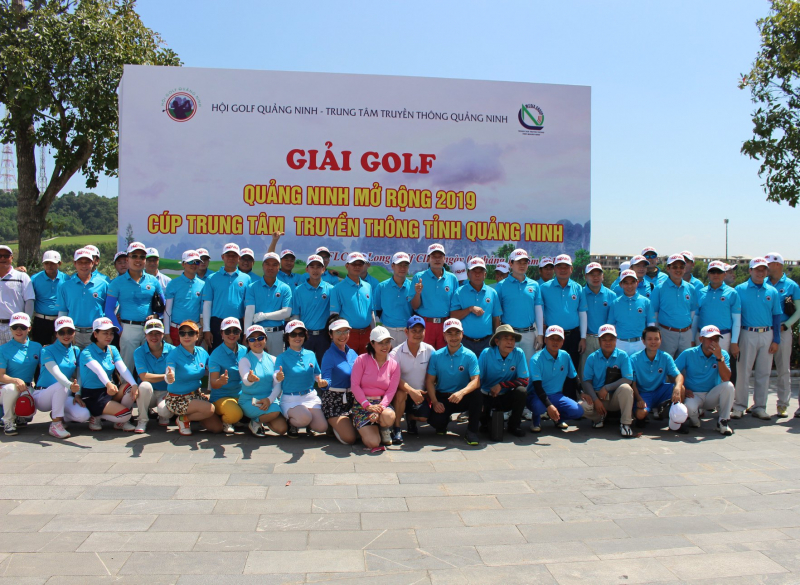 Các golfer tham gia giải golf Quảng Ninh mở rộng 2019 vào sáng 6/10