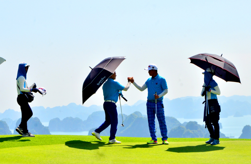 Các golfer tranh tài tại sân golf có tầm nhìn hướng ra vịnh Hạ Long tuyệt đẹp