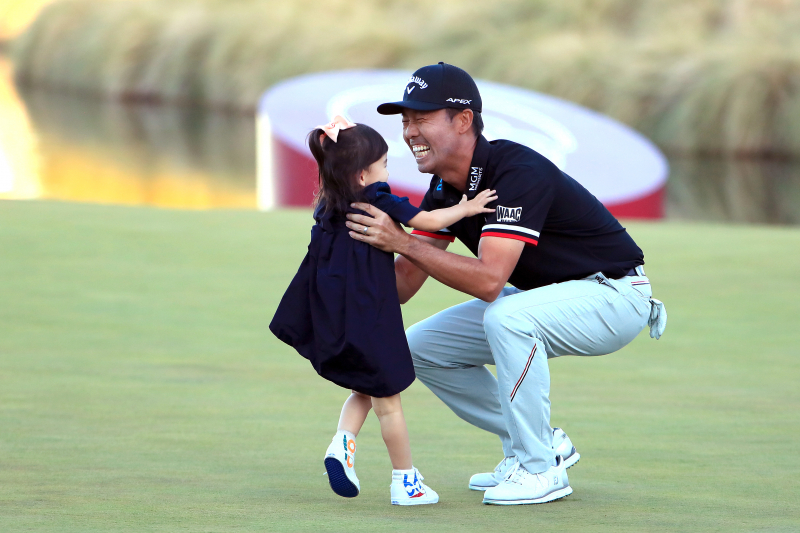Kevin Na và con gái Sophia chia sẻ niềm vui chiến thắng trên sân TPC Summerlin, Las Vegas (Ảnh: Golfweek.com)