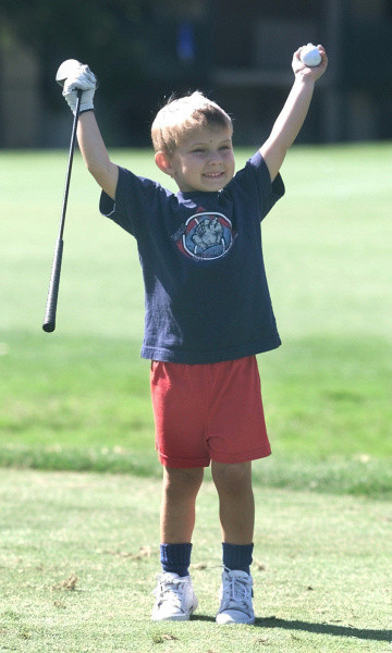 Cậu bé Jake Paine ghi điểm HIO từ khoảng cách 65 yard trên sân Lake Forest, California.
