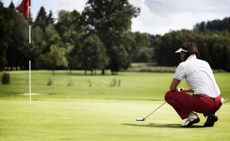 Luật chơi golf trên green cho phép golfer được phép di chuyển một số yếu tố như địa hình cỏ, cát khi tìm bón
