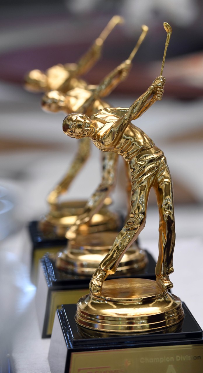 Ngoài cup của BTC thì các vị trí nhất các bảng cũng được nhận thêm 01 tượng Golf mạ vàng từ thương hiệu Golden Gift Việt Nam