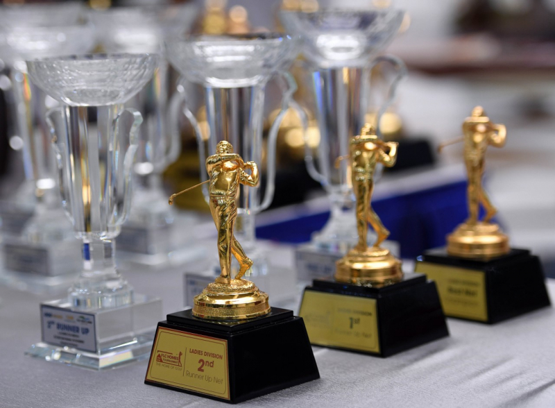 Các vị trí Nhất, nhì, ba của bảng nữ cũng được tặng Cup, cá phần quà từ BTC và tượng mạ vàng do Golden Gift Việt Nam chế tác.